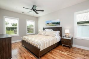 Ένα ή περισσότερα κρεβάτια σε δωμάτιο στο Downtown Brevard 5BR Retreat & Cyclists Dream