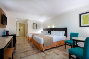 Postel nebo postele na pokoji v ubytování Krystal Cancun