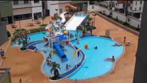 an overhead view of a large swimming pool at Riviera Park Hotel Luxo in Caldas Novas +143 photos