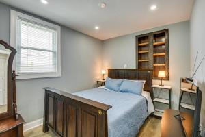 1 dormitorio con cama, escritorio y ventana en Convenient Glenarden Home - 3 Mi to FedEx Field!, en Glenarden