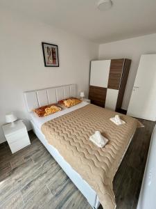 ein Schlafzimmer mit einem großen Bett in einem Zimmer in der Unterkunft Azzurro in Veliko Gradište