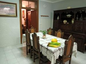 un comedor con una mesa con fruta. en CASA DA VOVÓ CÉU - Casa de Campo Gandaresa - Country House, entre COIMBRA e AVEIRO, a 15 minutos carro Praia Mira - Quintal com piscina desmontável en Cantanhede