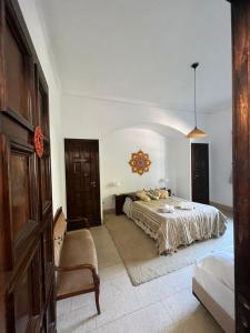 1 dormitorio con 1 cama en una habitación blanca en Casa Echevarria en Los Cocos
