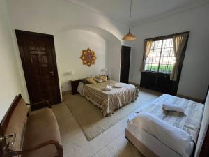 1 dormitorio grande con cama y ventana en Casa Echevarria en Los Cocos