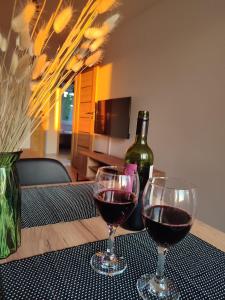dos vasos de vino tinto sentados en una mesa en Apartament ''Na Szlaku'', en Głuchołazy