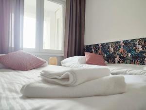Habitación de hotel con 2 camas y toallas. en Apartament ''Na Szlaku'', en Głuchołazy