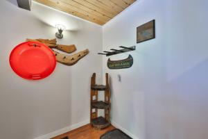 um quarto com uma parede com um objecto vermelho na parede em Next 2 Lift, Hot Tub, Massage Chair, Bbq, em Big Bear Lake