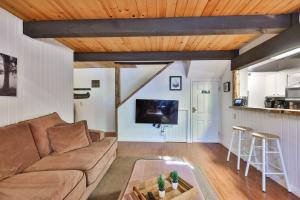een woonkamer met een bank en een tafel bij Next 2 Lift, Hot Tub, Massage Chair, Bbq, in Big Bear Lake