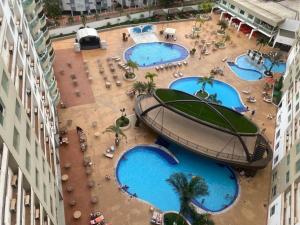 an overhead view of a swimming pool in a resort at Riviera Park Hotel Luxo in Caldas Novas