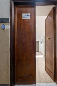 una porta di legno in un corridoio con un cartello sopra di All'Imbarco a La Spezia