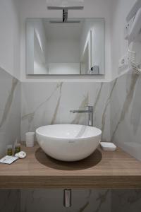 łazienka z dużą, białą umywalką na blacie w obiekcie All'Imbarco w mieście La Spezia