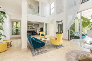 sala de estar con mesa y sillas amarillas y azules en Luxury lakefront vacation paradise!, en Punta Cana
