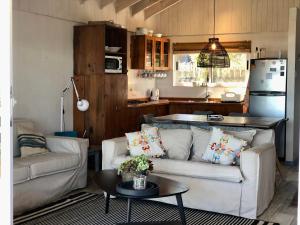 una sala de estar con un sofá y una mesa en Casa Pichilemu, en Pichilemu