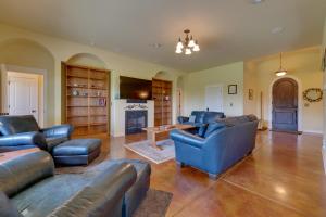sala de estar con muebles de cuero y chimenea en West Richland Home with Vineyard and Mountain Views! en West Richland