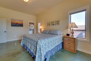 een slaapkamer met een bed en een raam bij West Richland Home with Vineyard and Mountain Views! in West Richland