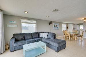 ein Wohnzimmer mit einem Sofa und einem Tisch in der Unterkunft New Port Richey Oasis with Private Pool! in New Port Richey