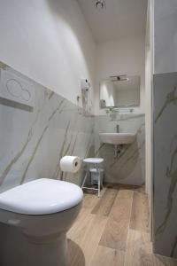 Łazienka z białą toaletą i umywalką w obiekcie All'Imbarco w mieście La Spezia