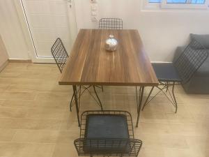 a wooden table with chairs and a vase on it at Little Home in Potos
