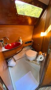 a small bathroom with a sink and a toilet at Alojamiento en Velero Ilha Grande in Abraão