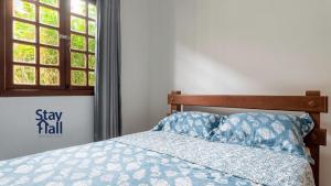 ein Schlafzimmer mit einem Bett mit blauen Laken und einem Fenster in der Unterkunft Refúgio Familiar-Casa de Campo em Gravata-3QTS-065 in Gravatá + 33 Fotos