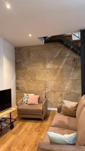Una sala de estar con dos sofás y un televisor. en A de Juan - Tres Marias Apartments, en Redondela