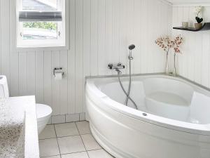 Egernsundにある6 person holiday home in Egernsundの白いバスルーム(バスタブ、トイレ付)