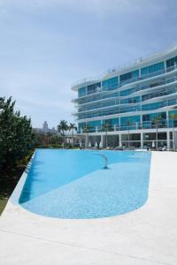 una gran piscina frente a un edificio en Marítima Golf Luxury Department 2BR en Bucerías