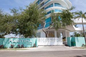布塞里亞斯的住宿－Marítima Golf Luxury Department 2BR，前面有白色围栏的建筑