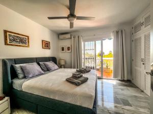 Posteľ alebo postele v izbe v ubytovaní Newly Remodeled Townhouse Beach Walking Distance + 28 fotografií