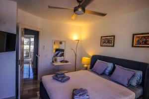 Posteľ alebo postele v izbe v ubytovaní Newly Remodeled Townhouse Beach Walking Distance