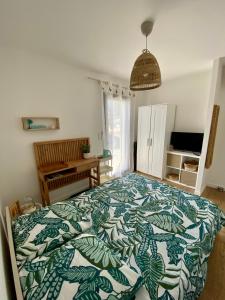 1 dormitorio con 1 cama con manta verde y blanca en Chambre Privée Accès Piscine en Mimizan