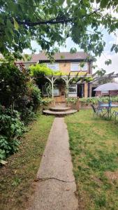 Κήπος έξω από το offering cheerfull and spacious rooms throught this 3 bed room semi detached house with large garden and off-street parking.