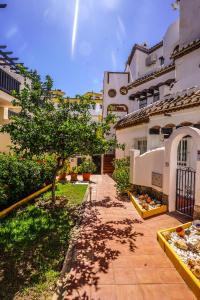 Vonkajšia záhrada v ubytovaní Newly Remodeled Townhouse Beach Walking Distance