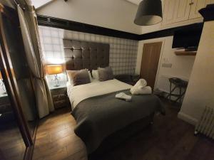 ein Schlafzimmer mit einem großen Bett in einem Zimmer in der Unterkunft Thorpe Thewles Suites in Stockton-on-Tees