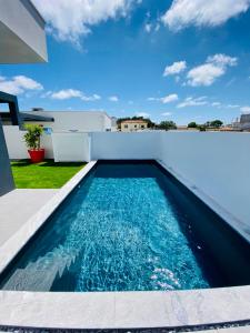 une piscine sur le toit d'une maison dans l'établissement Villa Estrela, à Lourinhã