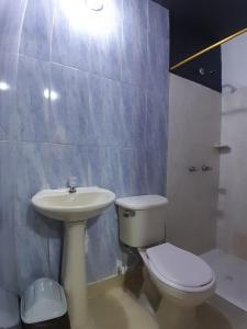 y baño con aseo y lavamanos. en Hotel Palermo Real, en Medellín