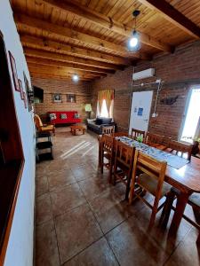 聖羅莎的住宿－Cabaña Sarita，一间带桌椅和沙发的用餐室