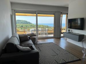 a living room with a couch and a view of the ocean at Eco del Silenzio in Lerici