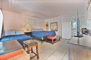 Habitación de hotel con 2 camas y nevera. en Sky Islands Beach, en Fort Lauderdale