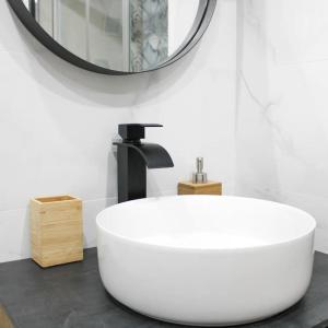 La salle de bains est pourvue d'un lavabo blanc et d'un miroir. dans l'établissement Apartamento en Málaga Capital - Barrio de Teatinos, à Malaga