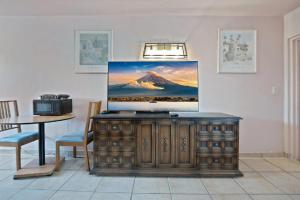 TV en la parte superior de un armario de madera en una habitación en Sky Islands Beach, en Fort Lauderdale