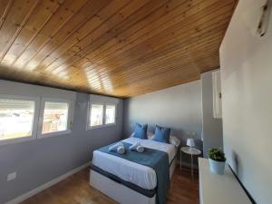 sypialnia z łóżkiem i drewnianym sufitem w obiekcie Apartments Madrid Principe 2 w Madrycie