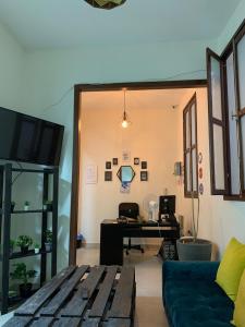 un soggiorno con divano e scrivania di MARHABA INN by HB Hostels a Tétouan