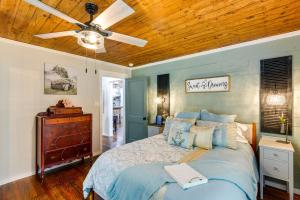 - une chambre avec un lit et un ventilateur de plafond dans l'établissement Lindale Vacation Rental with Deck and Grill!, à Lindale