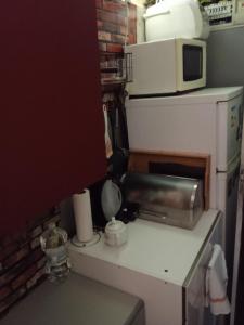 a kitchen counter with a microwave on top of it at BAJERA-LOFT NO COMFORTABLE CON LA VERJA EN LA ENTRADA,,NO LUJOSA,VIEJA,SIN REFORMA, Con cedula de habitabilidad preparada para alojamiento NO HOTEL NO HOSTAL NO APARTAMENTO el precio coincide con calidad y calificaciones TRATO FAMILIAR,COMO EN TU CASA in Pamplona