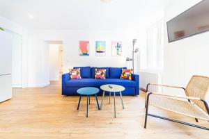 sala de estar con sofá azul y mesa en Le Marcellin charmant 6 pers Sainte-Foy-lès-Lyon, en Sainte-Foy-lès-Lyon