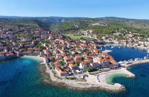 una vista aérea de una ciudad sobre el agua en Family friendly house with a swimming pool Postira, Brac - 5661, en Postira