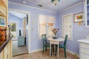 uma cozinha e sala de jantar com mesa e cadeiras em The Cottage Guest House em Paso Robles