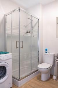 La salle de bains est pourvue d'une douche, de toilettes et d'un lave-linge. dans l'établissement Ático en alhaurin de la torre, à Malaga
