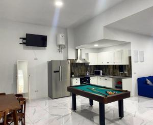 a kitchen with a pool table in a room at Alojamiento con habitaciones dobles y baño privado in Valencia